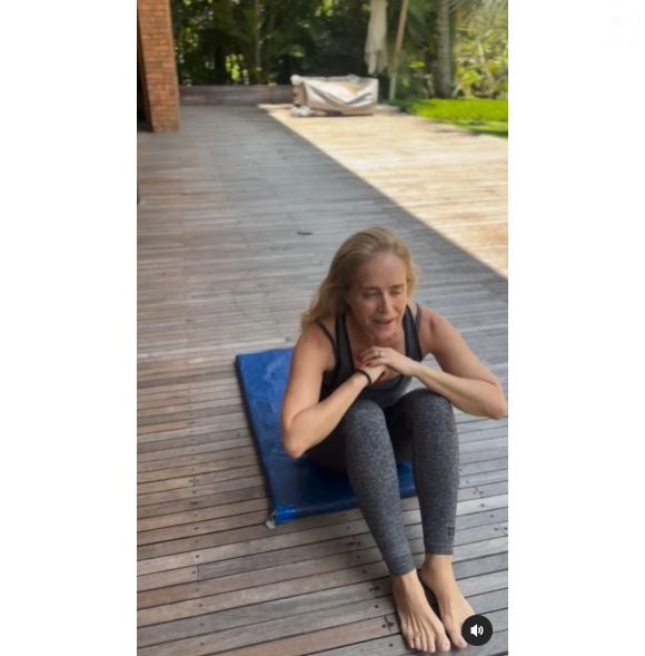Além dos exercícios, a alimentação também tem papel importante na manutenção da massa muscular durante o envelhecimento. Inés Jiménez destaca que a flacidez está relacionada à falta de músculo e ao excesso de gordura