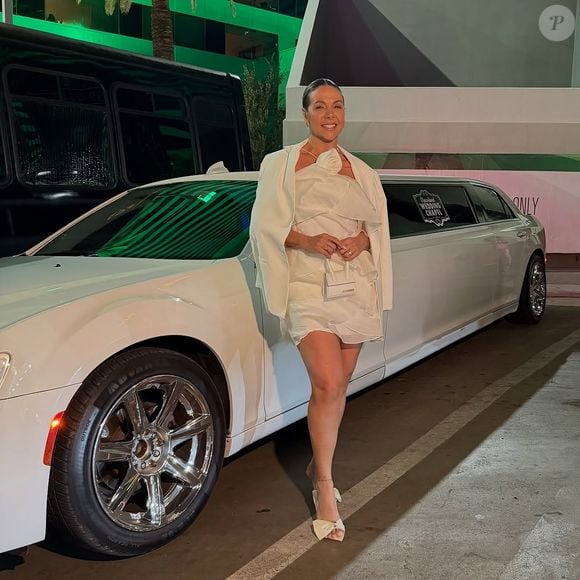 Vestido de noiva de Carla Perez é confeccionado em tecido leve e estruturado, com camadas em babados sobrepostos que criam movimento e volume