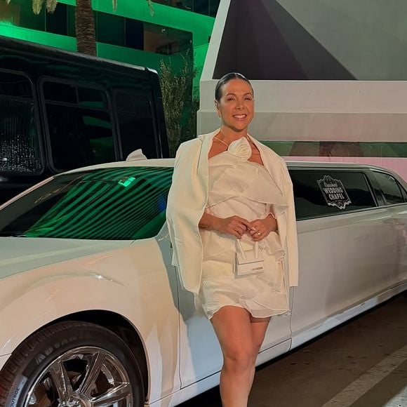 Vestido de noiva de Carla Perez é confeccionado em tecido leve e estruturado, com camadas em babados sobrepostos que criam movimento e volume