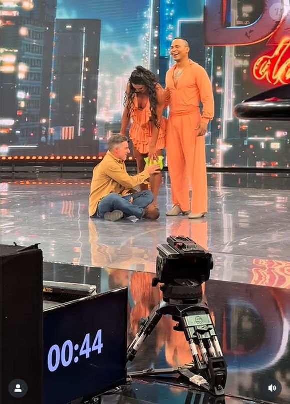 Luciano Huck colocou gelo no joelho de Gracyanne Barbosa ainda durante o programa