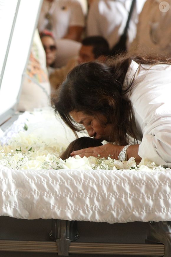 Regina Casé beija testa de Preta Gil em última despedida no velório da cantora