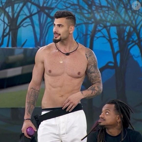 Dese sua participação no 'BBB 24', Nizam faz sucesso com sua beleza e corpo definido