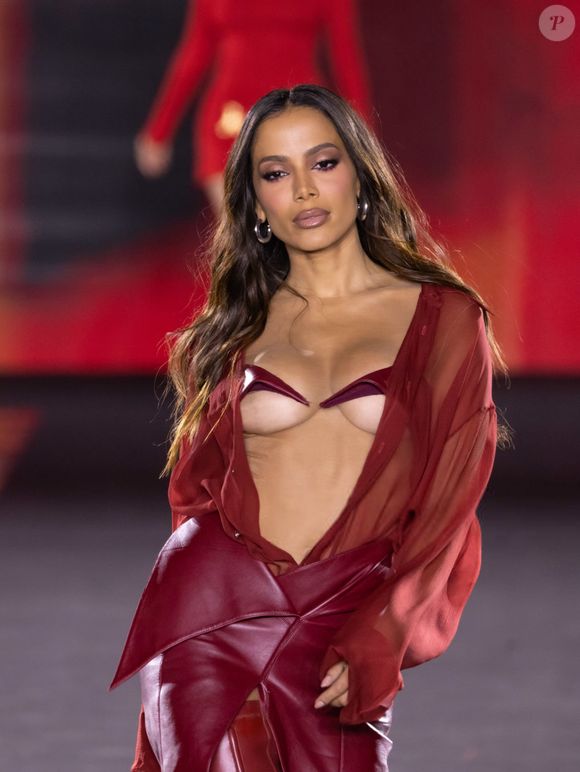 Anitta estava em busca de um profissional capacitado para passar pelo procedimento cirurgico