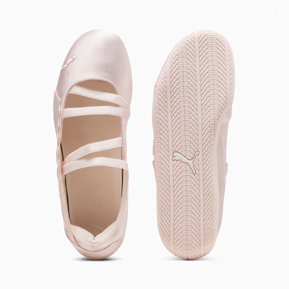 Tênis bailarina da Puma conquista espaço no street style e prova que a tendência balletcore segue forte em 2026