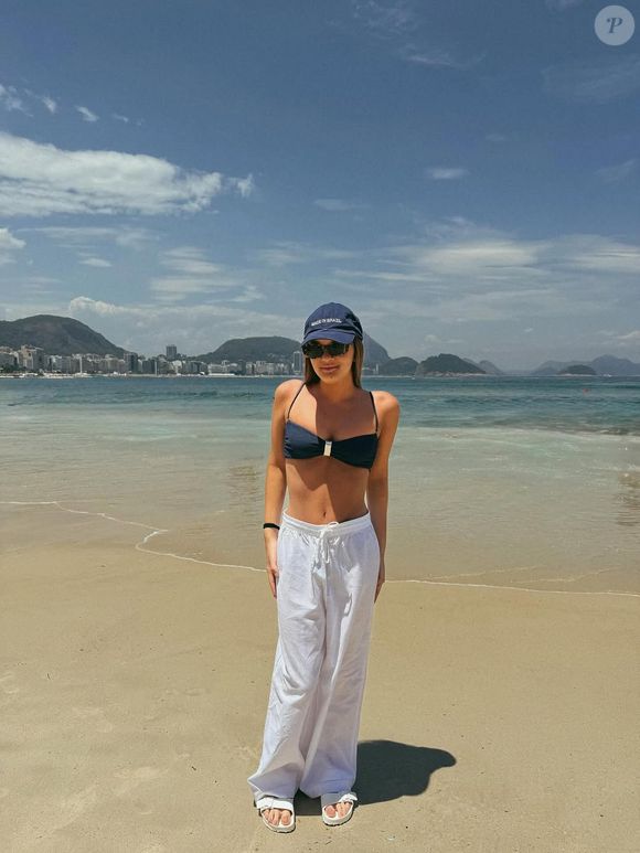 Rafaella Justus escolheu uma calça branca ampla de tecido leve como saída de praia