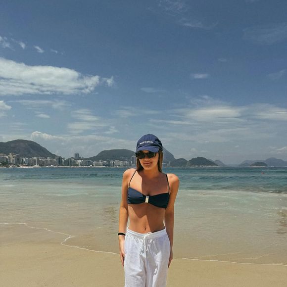 Rafaella Justus escolheu uma calça branca ampla de tecido leve como saída de praia