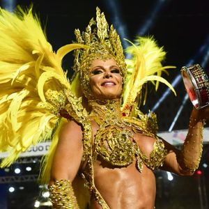 Look de Viviane Araújo representou as folhas sagradas Yanomami, era repleta de cristais e cerca de 100 folhas de metal banhadas a ouro
