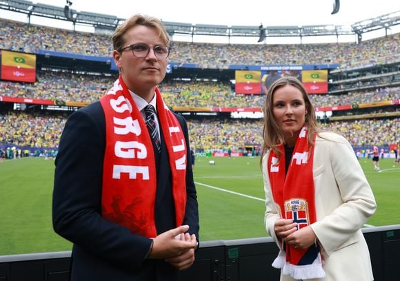Filha do príncipe herdeiro Haakon e da princesa Mette-Marit, Ingrid Alexandra acompanhada do irmão, o príncipe Sverre Magnus, viu de perto a vitória da Noruega sobre o Brasil e fez questão de cumprimentar pessoalmente os jogadores após a partida
