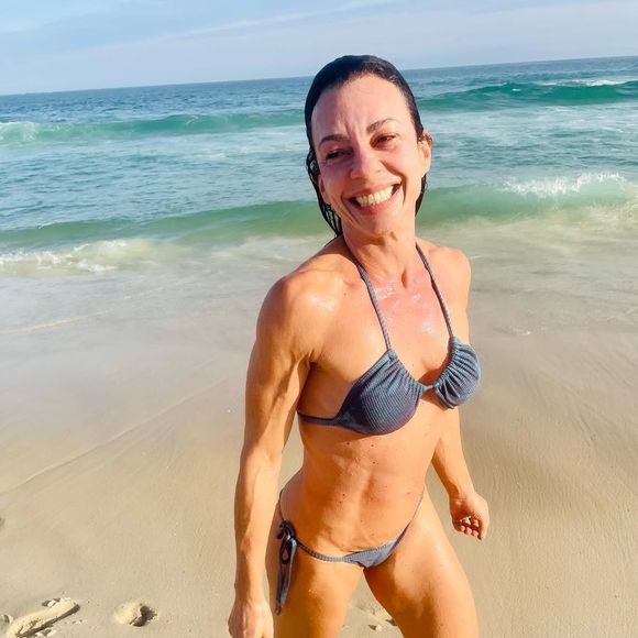 Resultado disso tudo é um corpo super definido e impecável para Carla Marins, que está prestes a completar 57 anos