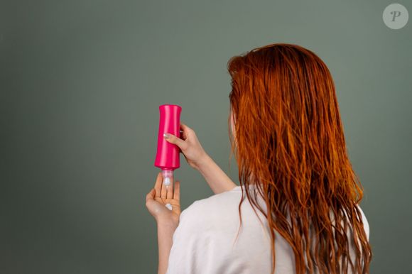 De acordo com a farmacêutica Helena Rodero, o condicionador deve ser adaptado às necessidades de cada tipo de cabelo. O cosmético ajuda a prevenir danos à fibra capilar, controlar o frizz, reduzir a eletricidade estática e deixar os fios macios e brilhantes