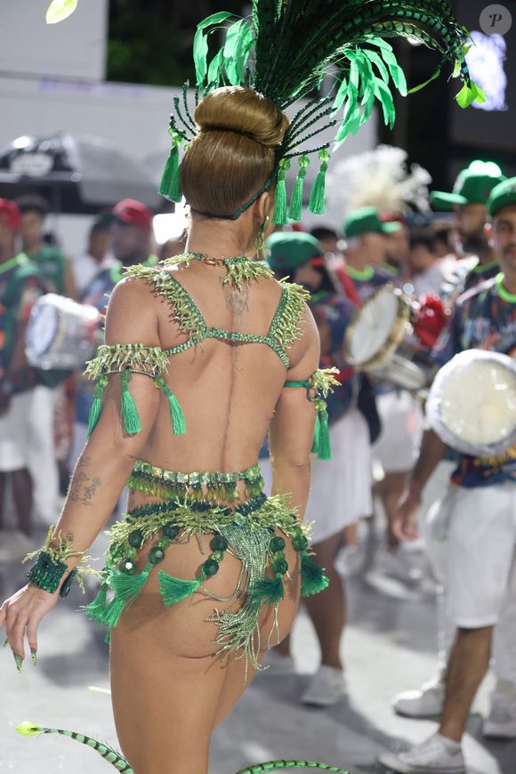 Virgínia Fonseca aposta em fantasia ousada