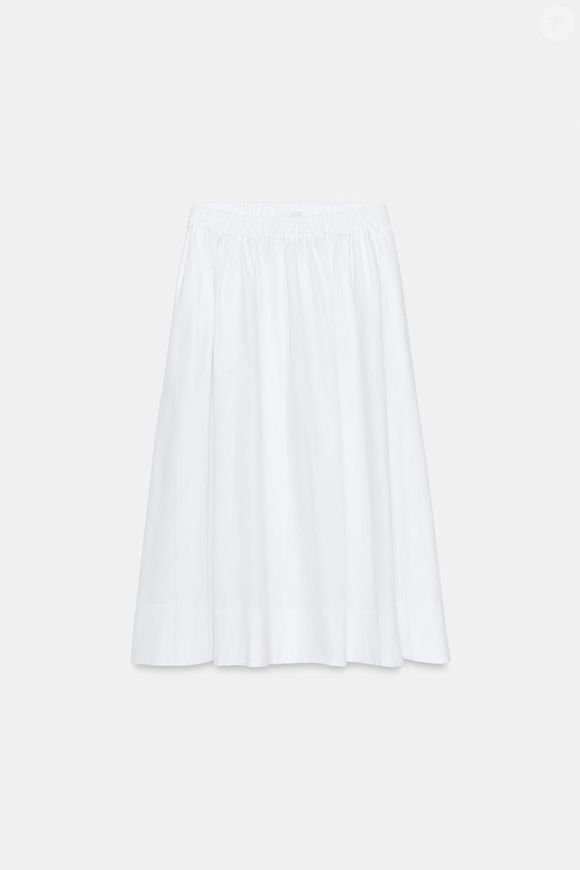 Mas há um truque certeiro se você opta pela saia midi branca da Zara: apostar em sapatilhas de salto baixo, que trazem conforto sem abrir mão da elegância