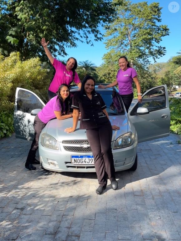 Funcionária comemora carro próprio e destaca trajetória de superação