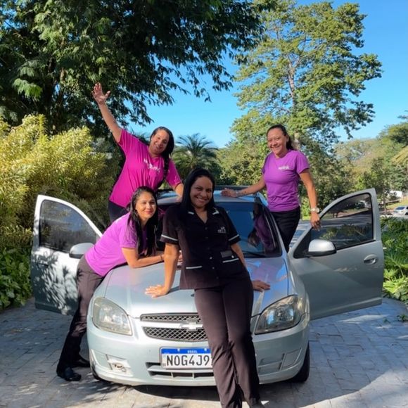 Funcionária comemora carro próprio e destaca trajetória de superação