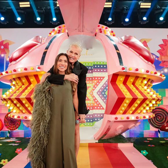 Xuxa desceu da famosa nave para participar do programa de Patrícia Abravanel
