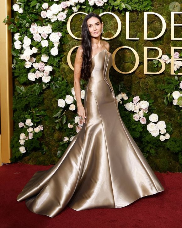 Demi Moore faz sucesso com seus looks super estilosos para as premiações e grandes eventos.