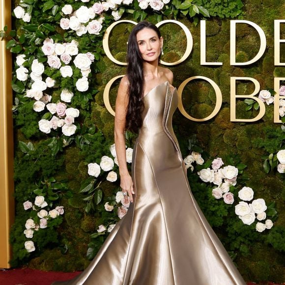 Demi Moore faz sucesso com seus looks super estilosos para as premiações e grandes eventos.