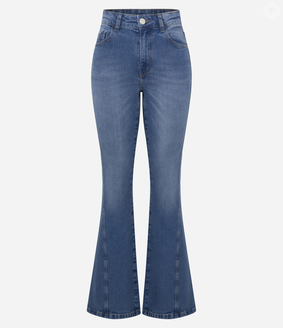 Com jeans flare da Renner (R$ 199,90) transforma o visual de trabalho com charme boêmio