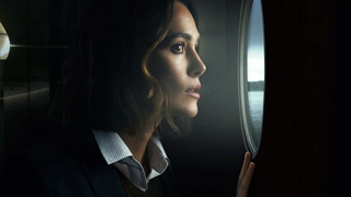 Assisti o filme TOP 1 da Netflix, 'A Mulher na Cabine 10', e fiquei presa do início ao fim: 5 motivos para ver o longa que vai te deixar de queixo caído