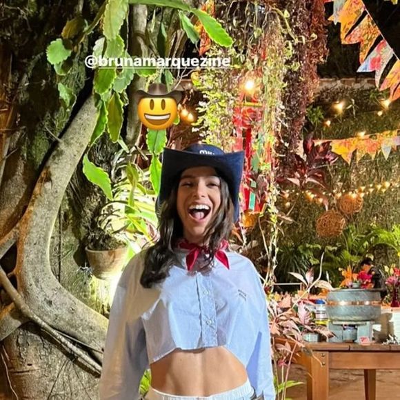 Bruna Marquezine fugiu do tradicional xadrez para festa junina