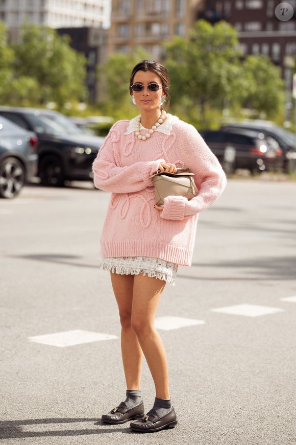 Enquanto o aplicativo de compras LTK aponta que o marrom está em alta em lugares como a Nova Zelândia (com buscas por “mocha” subindo 128% e por “marrom chocolate” aumentando 254%), o resto do mundo da moda está se voltando para um tom bem mais delicado: o rosa suave.