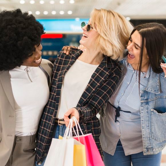Para Zygmunt Bauman, a felicidade também foi transformada pela sociedade de consumo. Entenda a reflexão do filósofo sobre desejos, compras e a busca constante por satisfação