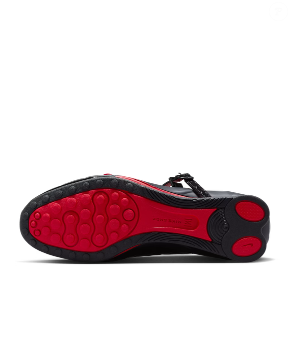 Os Nike Shox Z Calistra x LABELHOOD chegam com uma proposta que mistura tradição e inovação, transformando o tênis em uma peça de destaque para diferentes estilos