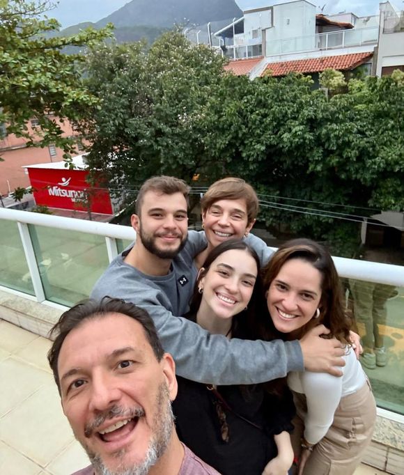 'Puxei a questão do futebol mais do meu pai do que da minha mãe. Meus pais são jornalistas, mas ele foi editor de esporte por muitos anos, então brinco, e nem é tanto brincadeira, que cresci dentro de uma redação de jornal, na editoria de esporte', declarou Joaquim Lo Prete à revista Veja
