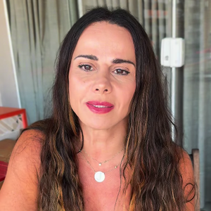 Apesar das críticas, Viviane Araújo vem mostrando que nem mesmo o envelhecimento tira o brilho de sua beleza