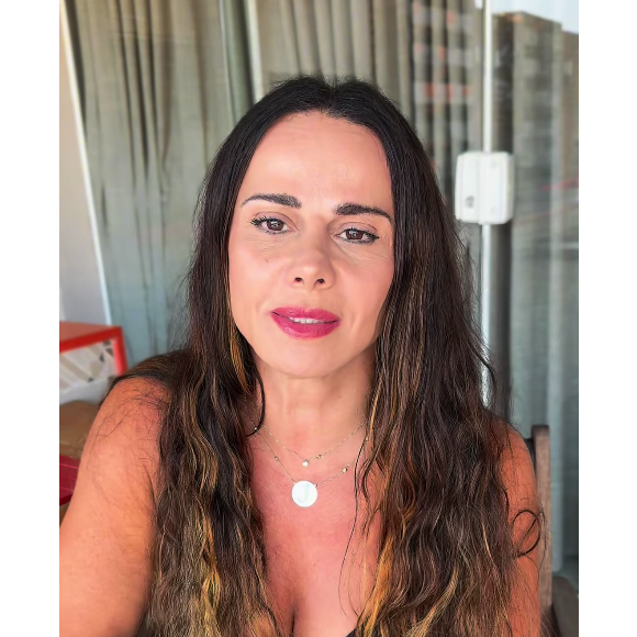 Apesar das críticas, Viviane Araújo vem mostrando que nem mesmo o envelhecimento tira o brilho de sua beleza