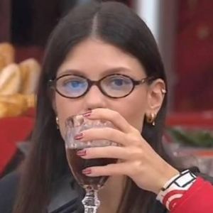 'BBB 25': Vitória Strada usa óculos de grau da grife MiuMiu no reality da Globo.