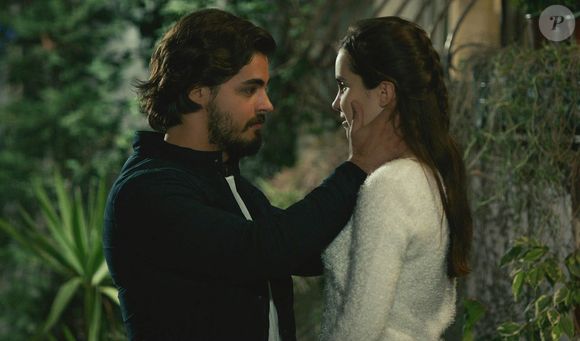 Berk Atan interpreta Selim, o amigo de infância e par romântico de Cennet, em uma relação cheia de obstáculos emocionais