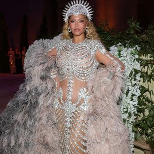 Look de Beyoncé chamou atenção em seu retorno ao Met Gala