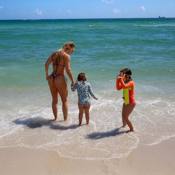 Virgínia botou o corpão pra jogo e curtiu praia com um biquíni ultracavado