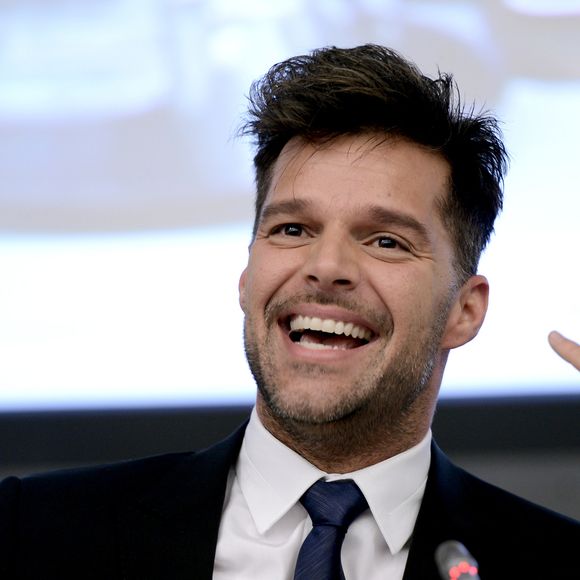 Mandíbulas menos preenchidas de Ricky Martin indicam que o cantor pode ter removido preenchimentos