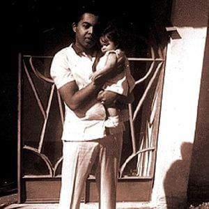 Nara Gil é a irmã mais velha de Preta Gil: na foto estão Nara criança e Gilberto Gil jovem