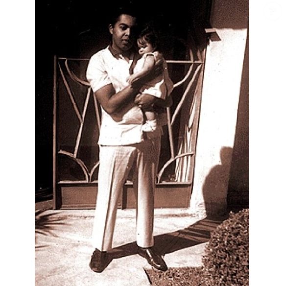 Nara Gil é a irmã mais velha de Preta Gil: na foto estão Nara criança e Gilberto Gil jovem