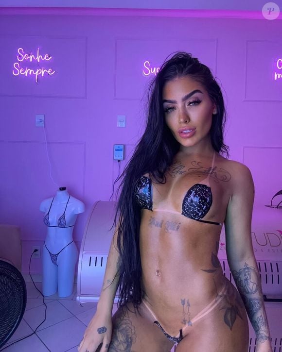 MC Mirella voltou a exibir seu corpo em fotos e vídeos sensuais, além da plataforma de conteúdos adultos