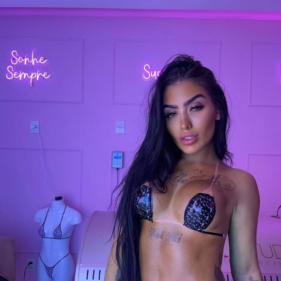 MC Mirella voltou a exibir seu corpo em fotos e vídeos sensuais, além da plataforma de conteúdos adultos