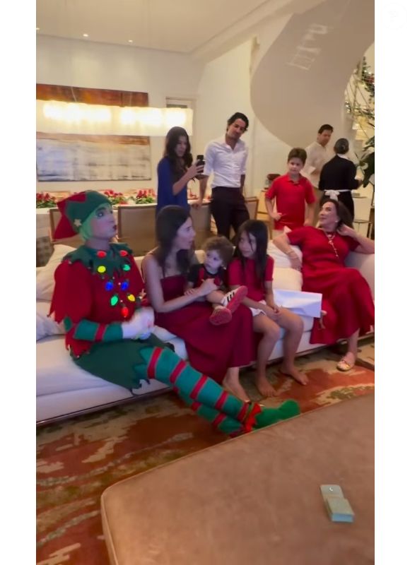 Filho de Rebeca Abravanel e Alexandre Pato surgiu junto da mãe e da avó materna na noite de Natal: também é possível ver Renata Abravanel de pé ao lado do cunhado Alexandre Pato