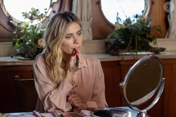 Leila (Carolina Dieckmmann) se maquiando para casamento com Marco Aurélio (Alexandre Nero)