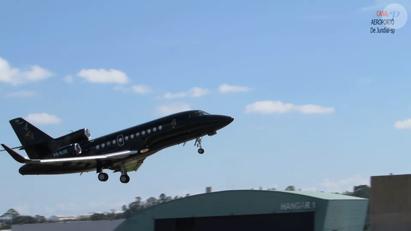 O avião de Neymar possui pintura totalmente preta e dimensões impressionantes, com mais de 20 metros de comprimento e cerca de 21 metros de envergadura, tornando-se uma atração à parte sempre que pousa na região