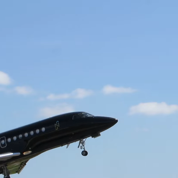 O avião de Neymar possui pintura totalmente preta e dimensões impressionantes, com mais de 20 metros de comprimento e cerca de 21 metros de envergadura, tornando-se uma atração à parte sempre que pousa na região