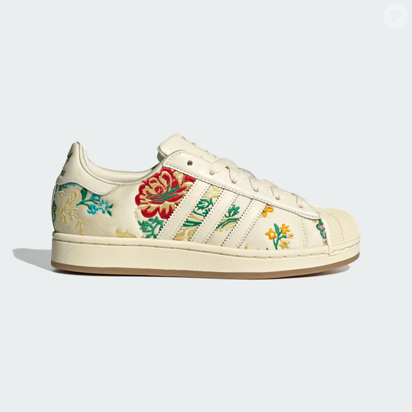 O novo Adidas Superstar II prova que os clássicos podem ganhar um toque moderno sem perder a essência. O modelo em tom creme com bordados florais brilhantes virou aposta entre mulheres que buscam conforto, delicadeza e elegância no dia a dia