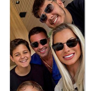 Assim como o cabelo se foi, o corpo de Eduardo Costa também foi diminuindo com seu emagrecimento