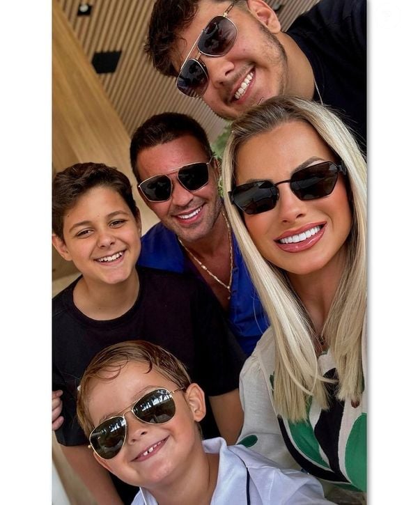 Assim como o cabelo se foi, o corpo de Eduardo Costa também foi diminuindo com seu emagrecimento