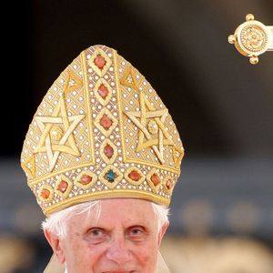 Papa Ratzinger no Vaticano: estética barroca como expressão da autoridade sagrada e continuidade histórica.
