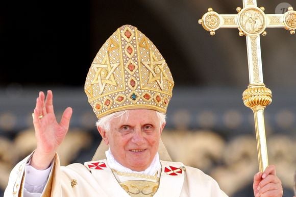 Papa Ratzinger no Vaticano: estética barroca como expressão da autoridade sagrada e continuidade histórica.