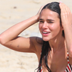 Domingo de praia: Bruna Marquezine elege biquíni cavado, toma sol de bumbum para cima e se acaba no queijo coalho. Fotos!