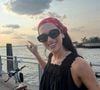 Dua Lipa também aderiu à tendência da bandana na cabeça, combinando o acessório com óculos de sol oversized para reforçar a estética 'Dolce nonna' e criar um visual inspirado nas mulheres italianas